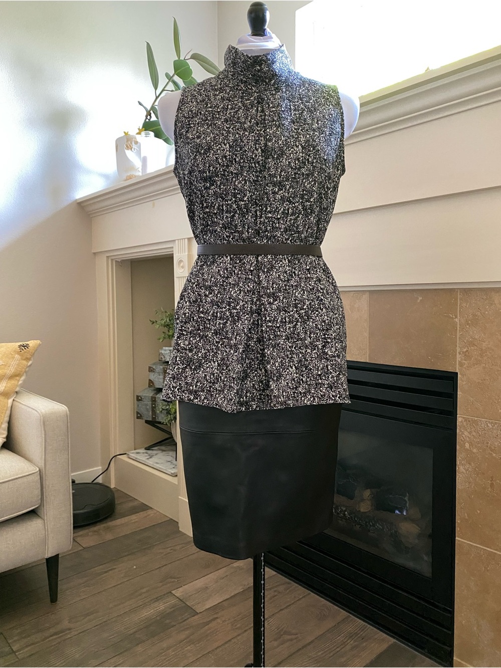 EUC Vince Camuto Sleeveless Tweed Inverted Front Pleat Blouse